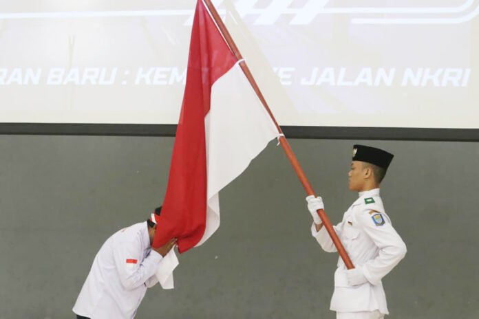 Suasana khidmat prosesi penciuman bendera Merah Putih oleh peserta cabut baiat. Foto: Dok. NII Jabar.