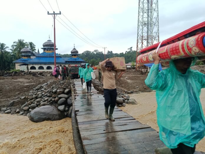 Tim Gabungan Memobilisasi Logistik ke Wilayah Terisolasi di Palembayan. Foto: Dok. BNPB.