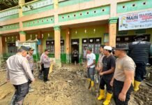 Pemulihan Pascabencana Dipercepat, Kapolri Tinjau SD dan Masjid yang Terendam