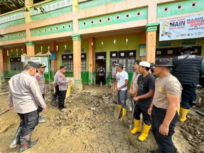 Kapolri Jenderal Listyo Sigit Meninjau Pembersihan Fasilitas Publik di Aceh Tamiang. Foto: Dok. Polri.