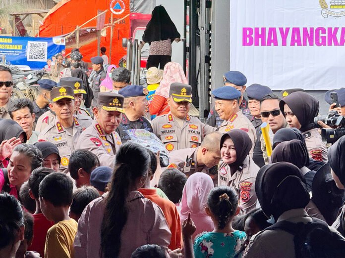 Kapolri Listyo Sigit Meninjau Posko Pengungsian di Aceh Tamiang. Foto: Dok. Polri.