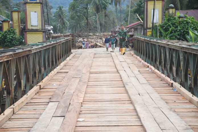 Proses Finishing Jembatan Bailey oleh Personel Zipur. Foto: Dok. TNI AD.