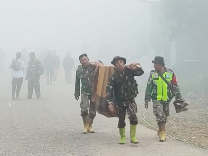 Prajurit TNI Evakuasi Lansia dari Wilayah Terisolir di Bener Meriah. Foto: Dok. TNI.