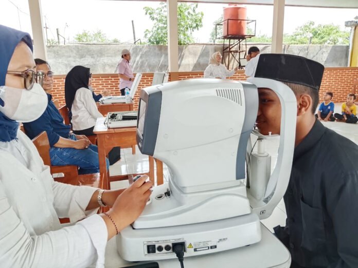 Peserta PKBM Al-Falah Menjalani Pemeriksaan Mata Sebelum Menerima Kacamata Wakaf. Foto: Istimewa.