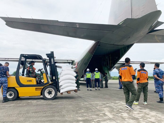 Pengiriman Beras Bantuan Bulog melalui Lanud Sultan Iskandar Muda ke Bener Meriah. Foto: Dok. TNI.