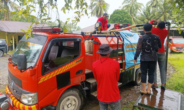 Armada Mobil Tangki Menyalurkan Air Bersih ke Posko Pengungsian di Padang Pariaman. Foto: Dok. TNI.