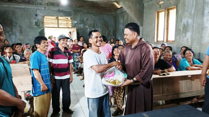 Penyerahan Bantuan AUJP dalam Aksi Bakti Sosial Sambut Natal dan Tahun Baru. Foto: Dok. USU.