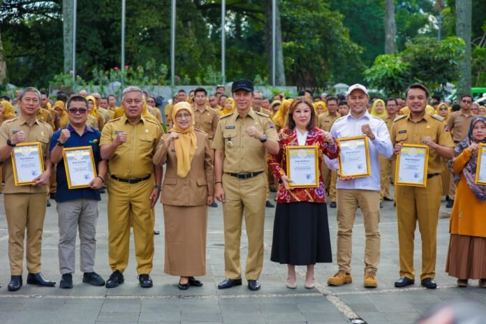Penyerahan Penghargaan Swasti Saba Wiwerda 2025 di Balai Kota Bogor. Foto: Dok. Pemkot Bogor.