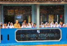Disambut Nyanyian di Tengah Hujan, Dedie Rachim Resmikan Ruang Kelas Baru SDN Kencana 1