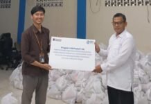 BRI Bogor Dewi Sartika Salurkan 5.000 Paket Sembako Lewat Program TJSL Penyaluran 5.000 paket sembako program TJSL BRI Bogor Dewi Sartika kepada masyarakat melalui Yayasan Ikatan Guru TK Al Qur’an di Desa Bojong Rangkas, Ciampea, Kabupaten Bogor. Foto: dok. BRI