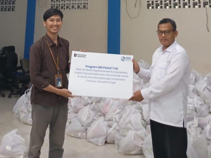Penyaluran 5.000 paket sembako program TJSL BRI Bogor Dewi Sartika kepada masyarakat melalui Yayasan Ikatan Guru TK Al Qur’an di Desa Bojong Rangkas, Ciampea, Kabupaten Bogor. Foto: dok. BRI