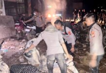 Polri Bersihkan Lumpur dan Sampah Pascabanjir di Aceh Tamiang