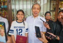 Wali Kota Bogor Ambilkan Rapor Siswi Yatim, Tangis Adylla Pecah di Pelukan Dedie Rachim