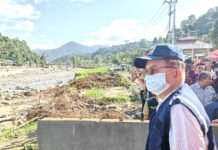 Jusuf Kalla Tinjau Banjir di Padang, Soroti Penumpukan Kayu di Sungai