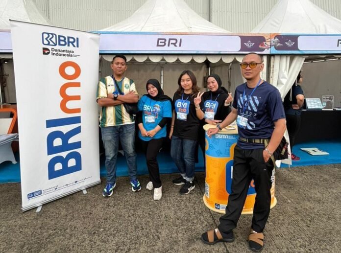 Pimpinan dan jajaran BRI Mabes TNI Cilangkap berfoto bersama dalam kegiatan Air Force Run 2025 di Lanud Halim Perdanakusuma, Jakarta, Minggu (7/12/2025). Foto: BRI