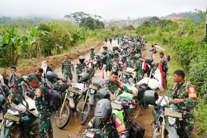 Prajurit TNI AD bermotor trail mengangkut beras bantuan melewati jalur KKA Aceh Utara menuju wilayah terdampak bencana. Foto: TNI AD.