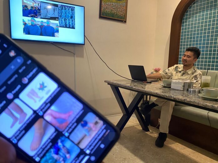 Dokter Spesialis Bedah Vaskular Eka Hospital Depok, dr. Tom Christy Adriani, Sp.B, Subsp. BVE(K), memberikan edukasi mengenai perawatan luka diabetes yang tepat dan aman untuk mencegah risiko infeksi berat hingga amputasi. Foto: Harnas.id