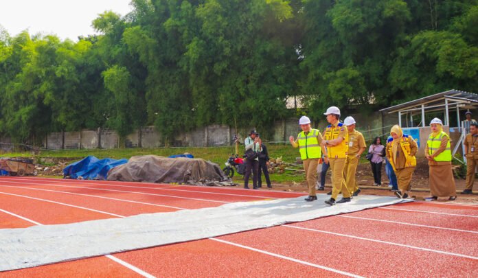 Wali Kota Bogor Dedie A. Rachim meninjau hasil rehabilitasi tahap pertama kawasan GOR Pajajaran, Senin (29/12/2025). Foto: Pemkot Bogor.