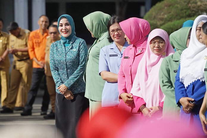 Ketua TP PKK Kota Bogor Yantie Rachim Menerima Penghargaan Perempuan Terinspirasi pada Apel Hari Ibu 2025. Foto: Pemkot Bogor. Ketua TP PKK Kota Bogor Yantie Rachim Menerima Penghargaan Perempuan Terinspirasi pada Apel Hari Ibu 2025. Foto: Pemkot Bogor.