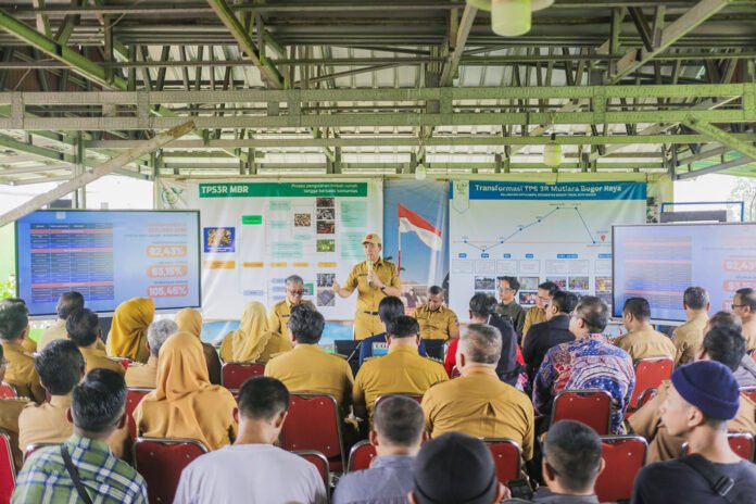 Wali Kota Bogor Dedie A. Rachim memaparkan capaian dan arah pembangunan Kota Bogor dalam kegiatan Kaleidoskop Akhir Tahun 2025 bersama awak media. Foto: Pemkot Bogor.