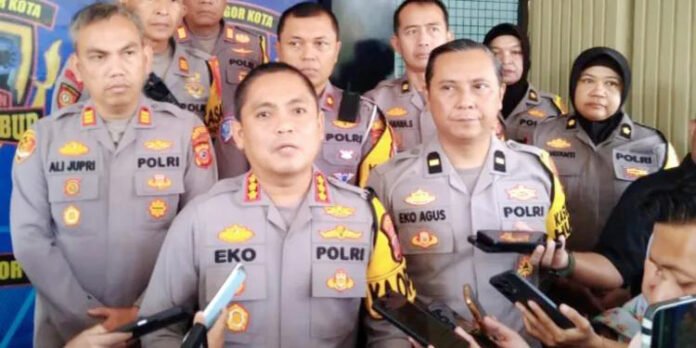 Kapolresta Bogor Kota Kombes Pol Eko Prasetyo memberikan keterangan pers terkait kesiapan pengamanan malam pergantian tahun 2025 menuju 2026 di Kota Bogor, Selasa (30/12/2025). Foto: Polri.