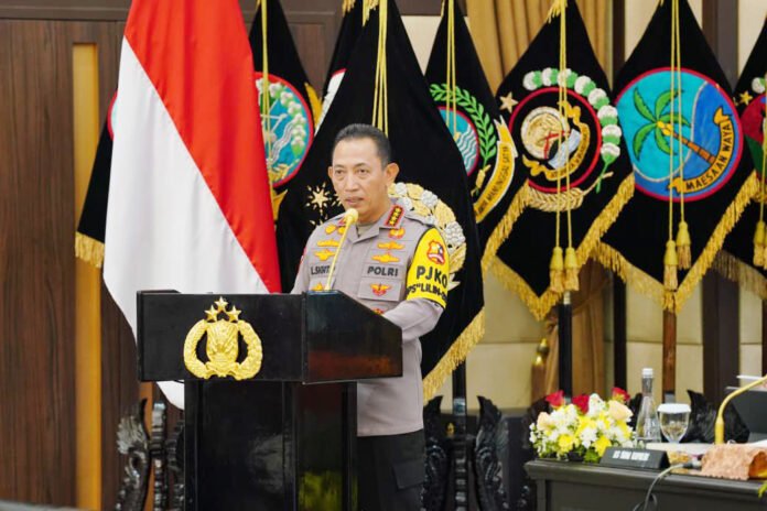 Kapolri Jenderal Listyo Sigit Prabowo menyampaikan pernyataan dalam rilis capaian kinerja akhir tahun Polri di Gedung Rupatama Mabes Polri, Jakarta Selatan. Foto: Polri.