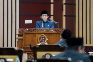 Wakil Ketua II DPRD Kota Bogor, Haji Jenal Abidin, Menyampaikan Laporan Kinerja DPRD pada Rapat Paripurna Penutupan Masa Sidang 2025. Foto: Istimewa.