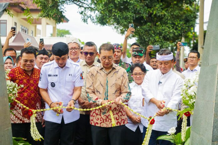 Menteri Kebudayaan Fadli Zon Didampingi Wali Kota Bogor Dedie Rachim dan Sekda Jawa Barat Herman Suryatman Saat Peresmian Revitalisasi Cungkup Prasasti Batutulis di Kota Bogor. Foto: Pemkot Bogor. Menteri Kebudayaan Fadli Zon Didampingi Wali Kota Bogor Dedie Rachim dan Sekda Jawa Barat Herman Suryatman Saat Peresmian Revitalisasi Cungkup Prasasti Batutulis di Kota Bogor. Foto: Pemkot Bogor.