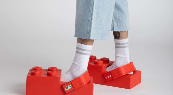 Crocs Gandeng LEGO, Brick Clog Datang dengan Desain Nyentrik Anti Mainstream Crocs LEGO Brick Clog hasil kolaborasi Crocs dan The LEGO Group (dok. Crocs, Lego).