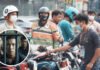 Juru Parkir Liar Kian Marak, Pungutan Parkir Ilegal Terancam Pidana hingga 9 Tahun Penjara Ilustrasi juru parkir liar memungut biaya parkir. Foto: Harnas.