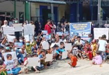 Ratusan Warga Rohingya di Pekanbaru Unjuk Rasa, Tuntut Bantuan Layak dari IOM Warga Rohingya di Pekanbaru Unjuk Rasa di Depan Kantor IOM. Foto: Istimewa.