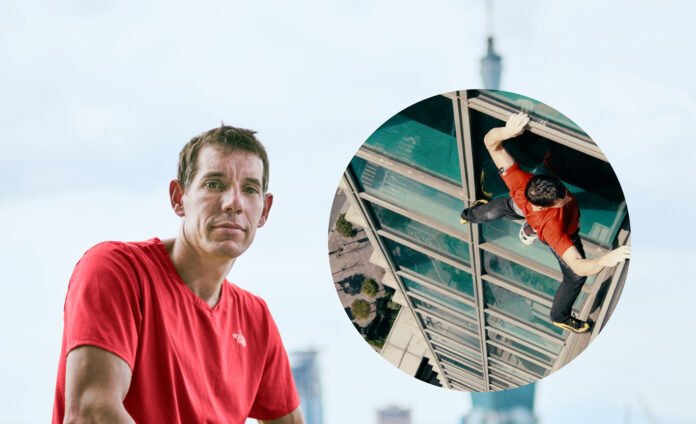 Alex Honnold melakukan pendakian bebas di gedung Taipei 101 tanpa alat pengaman. Foto: Dok. x/CheNetflix. Alex Honnold melakukan pendakian bebas di gedung Taipei 101 tanpa alat pengaman. Foto: Dok. x/CheNetflix.