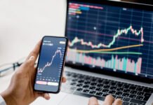 Memulai Trading di 2026: Antara Resolusi dan Rencana Nyata Ilustrasi aktivitas analisis trading melalui perangkat digital.