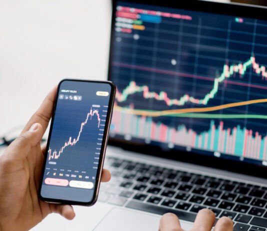 Memulai Trading di 2026: Antara Resolusi dan Rencana Nyata Ilustrasi aktivitas analisis trading melalui perangkat digital.