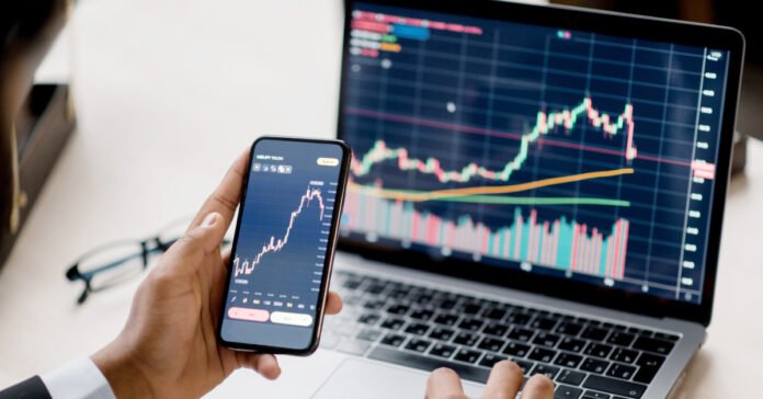Ilustrasi aktivitas analisis trading melalui perangkat digital. Ilustrasi aktivitas analisis trading melalui perangkat digital.