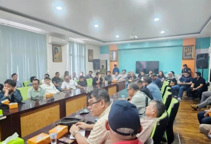 Pertemuan PUPR Kabupaten Bogor dengan Kontraktor Bahas Keterlambatan Pembayaran Proyek. Foto: Istimewa. Pertemuan PUPR Kabupaten Bogor dengan Kontraktor Bahas Keterlambatan Pembayaran Proyek. Foto: Istimewa.
