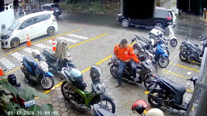 Tangkapan Layar Rekaman CCTV Pencurian Motor di Parkiran Outlet Labbaik Chicken Cimanggu, Kota Bogor. Foto: Istimewa.