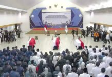 Momen Duka Berujung Kepanikan, Menteri KKP Tumbang di Prosesi Pemakaman Korban ATR Tangkapan layar saat siaran prosesi pemakaman korban pesawat ATR 42-500. Foto: YouTube Kementerian Kelautan dan Perikanan.