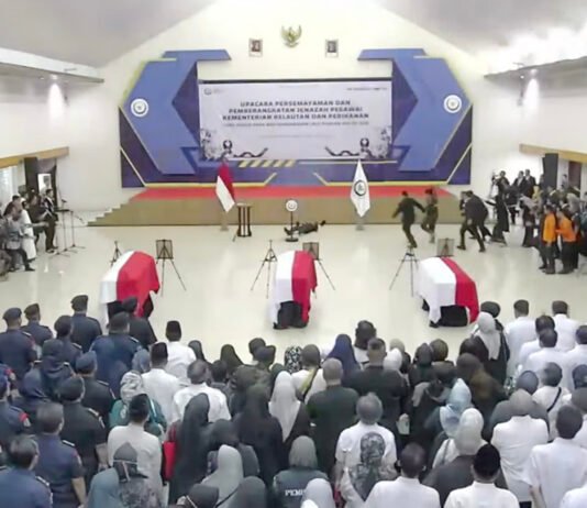 Momen Duka Berujung Kepanikan, Menteri KKP Tumbang di Prosesi Pemakaman Korban ATR Tangkapan layar saat siaran prosesi pemakaman korban pesawat ATR 42-500. Foto: YouTube Kementerian Kelautan dan Perikanan.