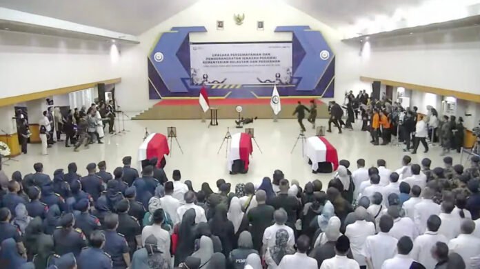 Tangkapan layar saat siaran prosesi pemakaman korban pesawat ATR 42-500. Foto: YouTube Kementerian Kelautan dan Perikanan.