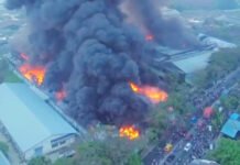 Pabrik Swallow Medan Terbakar Hebat Sejak Malam, Api Bertahan Belasan Jam Asap hitam membumbung dari kebakaran pabrik sandal Swallow di kawasan Medan Deli, Kota Medan. Foto: Tangkapan Layar Vt @puttraa_tan.