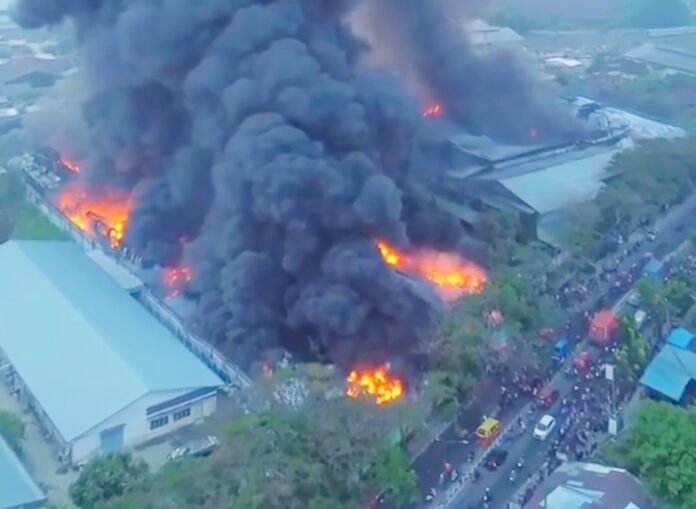 Asap hitam membumbung dari kebakaran pabrik sandal Swallow di kawasan Medan Deli, Kota Medan. Foto: Tangkapan Layar Vt @puttraa_tan. Asap hitam membumbung dari kebakaran pabrik sandal Swallow di kawasan Medan Deli, Kota Medan. Foto: Tangkapan Layar Vt @puttraa_tan.