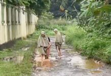 Akses Vital Dekat Pusat Pemerintahan Bogor Rusak, Warga Minta Perhatian Serius Kondisi Jalan H. Iyang di Pakansari, Kabupaten Bogor yang rusak dan becek, jalur vital warga dan pelajar. Foto: Harnas/Istimewa.