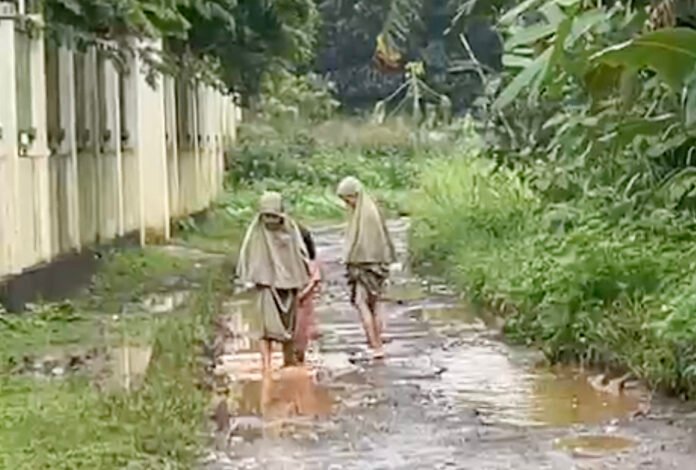 Kondisi Jalan H. Iyang di Pakansari, Kabupaten Bogor yang rusak dan becek, jalur vital warga dan pelajar. Foto: Harnas/Istimewa.