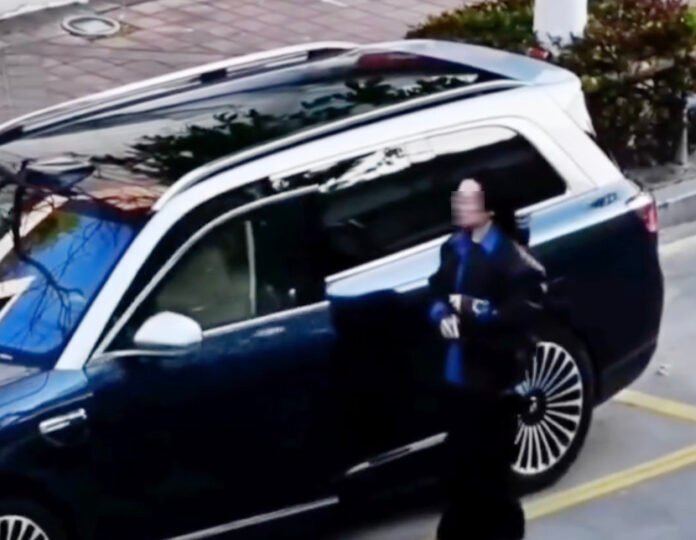 Ilustrasi seseorang sedang melalkukan perintah jarak jauh untuk membuka pintu. Foto: Tangkapan layar/Istimewa. Ilustrasi seseorang sedang melalkukan perintah jarak jauh untuk membuka pintu. Foto: Tangkapan layar/Istimewa.