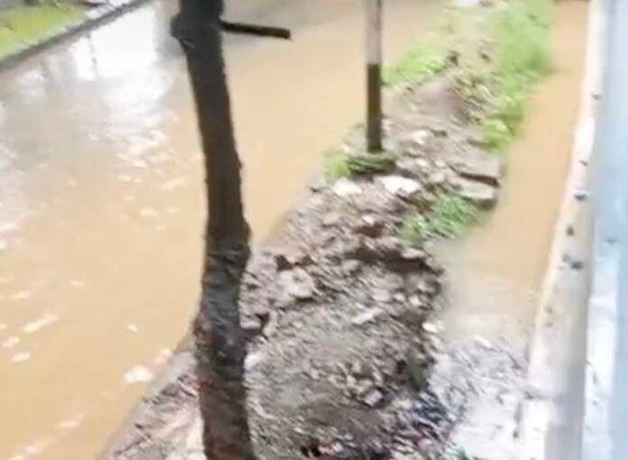 Kondisi Jalan Berlubang dan Tergenang di Salah Satu Ruas Kota Bogor Akibat Curah Hujan Tinggi. Foto: Dok. Harnas.