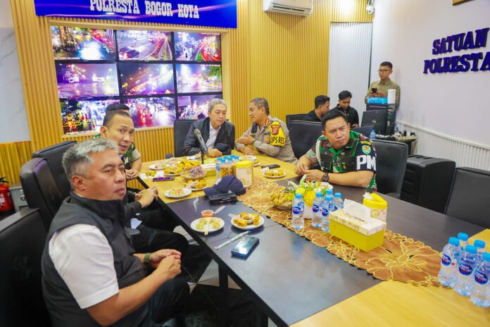 Dedie A. Rachim Bersama Forkopimda Tinjau Pos Pengamanan Tahun Baru. Foto: Pemkot Bogor. Dedie A. Rachim Bersama Forkopimda Tinjau Pos Pengamanan Tahun Baru. Foto: Pemkot Bogor.