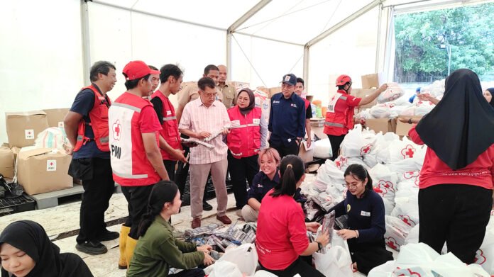 Jusuf Kalla Tinjau Gudang Logistik PMI di Jakarta Selatan. Foto: PMI. Jusuf Kalla Tinjau Gudang Logistik PMI di Jakarta Selatan. Foto: PMI.