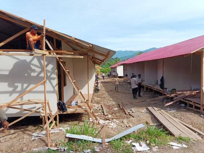 hunian sementara (Huntara) bagi warga terdampak bencana di Kecamatan Pauh, Kota Padang. Foto: Polri.