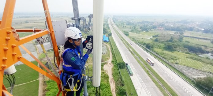 Teknisi jaringan XLSMART sedang melakukan pemeliharaan di atas menara BTS yang berada di Jawa Timur, beberapa waktu lalu. XLSMART berhasil mengawal dan melayani lonjakan kebutuhan data pelanggan sepanjang liburan Natal dan Tahun Baru 2026 (Nataru). Dari monitoring antara 24 Desember 2025 hingga 4 Januari 2026, rata-rata trafik layanan pada periode Nataru meningkat sebesar 12% dibandingkan hari normal. Foto: XL.